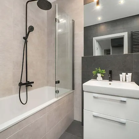 Przestronne Apartamenty Z Parkingiem Lodz Telefoniczna 21 By Heyrent Apartment Lodz