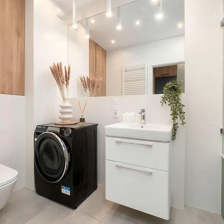 Przestronne Apartamenty Z Parkingiem Lodz Telefoniczna 21 By Heyrent